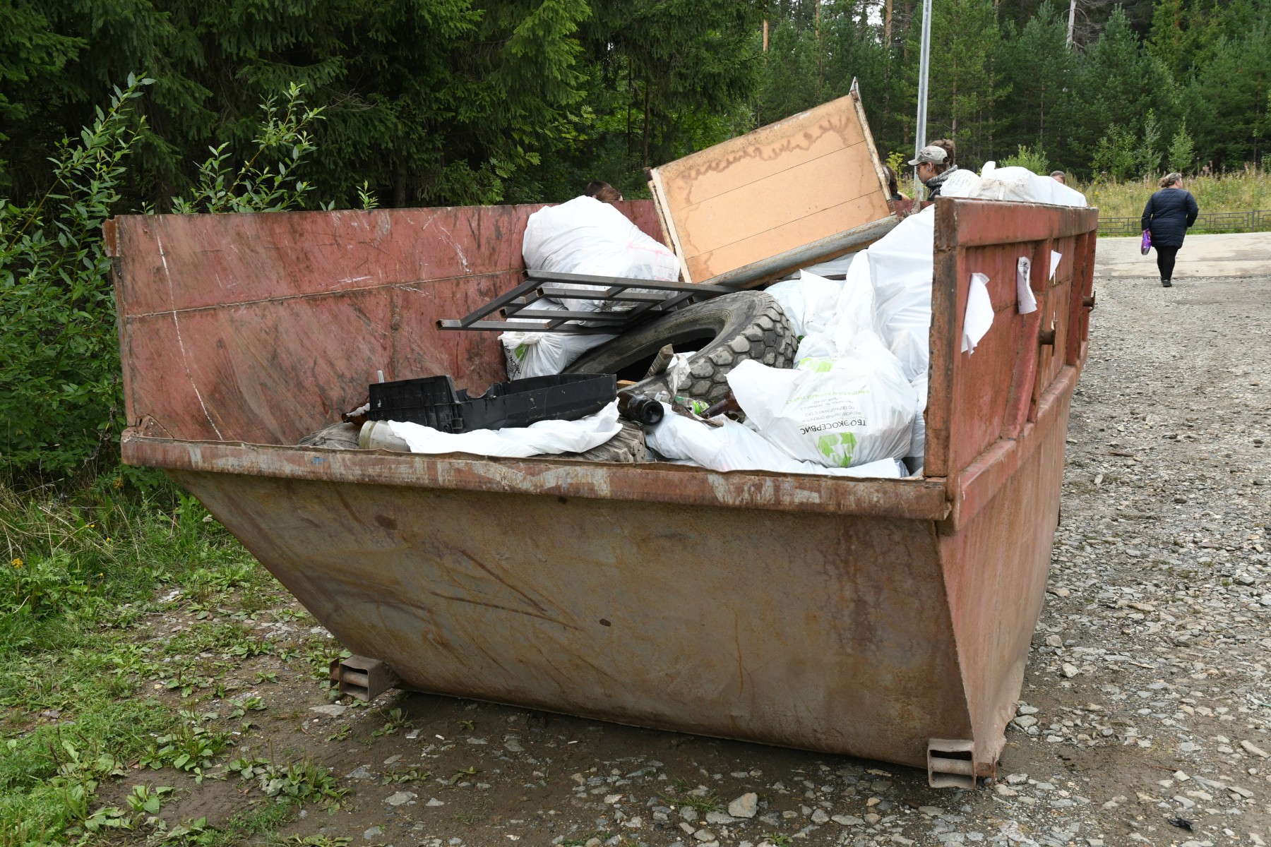 На территории Ревды сегодня установлены 56 восьмикубовых баков для крупногабаритного мусора. Но люди часто бросают в них и обычные отходы. Фото Владимира Коцюбы-Белых