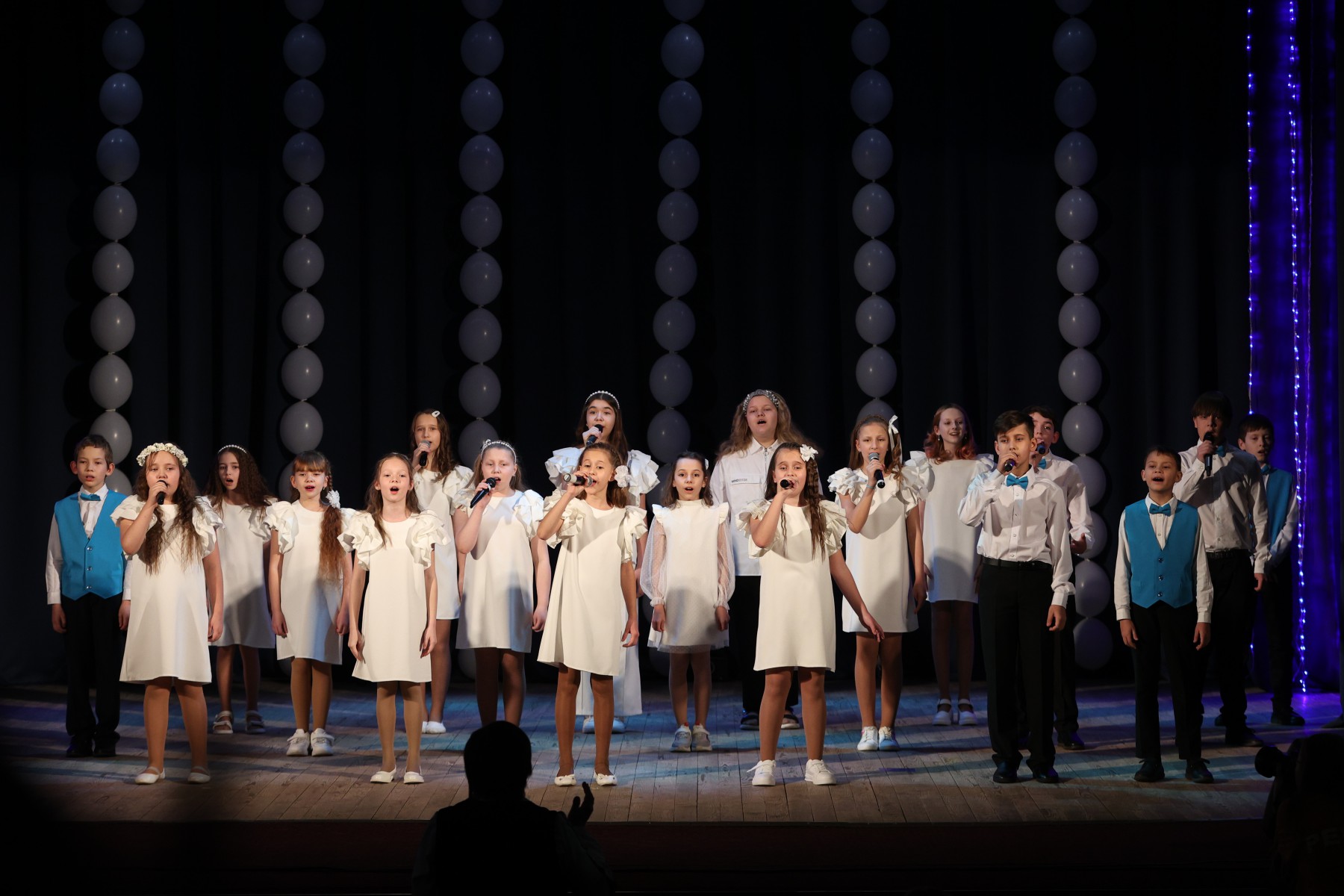 Второй год подряд школьный хор «Созвездие» получает первое место в номинации «Сводный хор». Фото Владимира Коцюбы-Белых