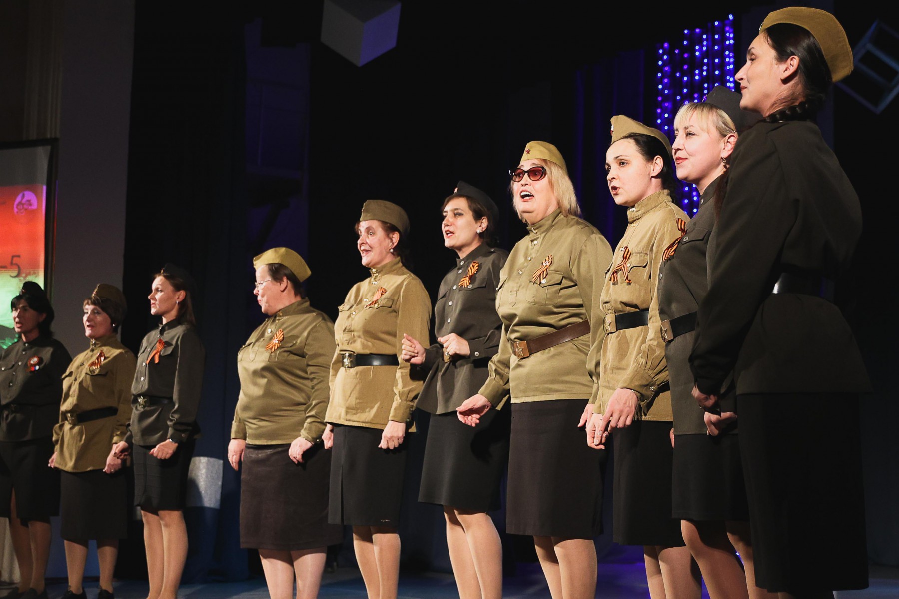 «Битва хоров» стала настоящим ярким костюмированным шоу, с необычными образами, хореографическими номерами и актёрскими зарисовками. // Фото Владимира Коцюбы-Белых