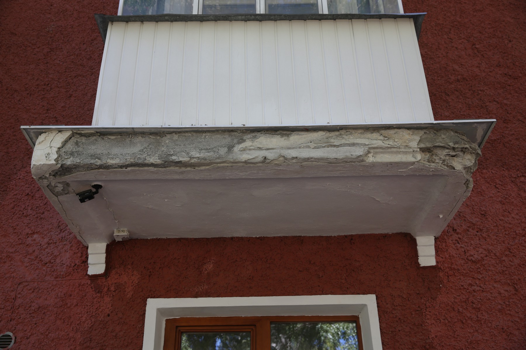 Вот так сейчас выглядит балкон Евгения Девятьярова, который живет в доме №55 по улице Карла Либкнехта. В прошлом году балкон отремонтировали по гарантии. Весной 2021 года он снова обвалился. Фото Владимира Коцюбы-Белых