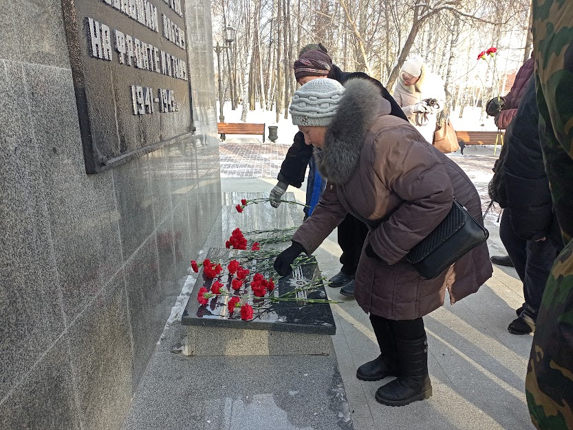 Ревдинцы возлагают цветы к памятнику Землякам-героям. Фото Александра Зиновьева