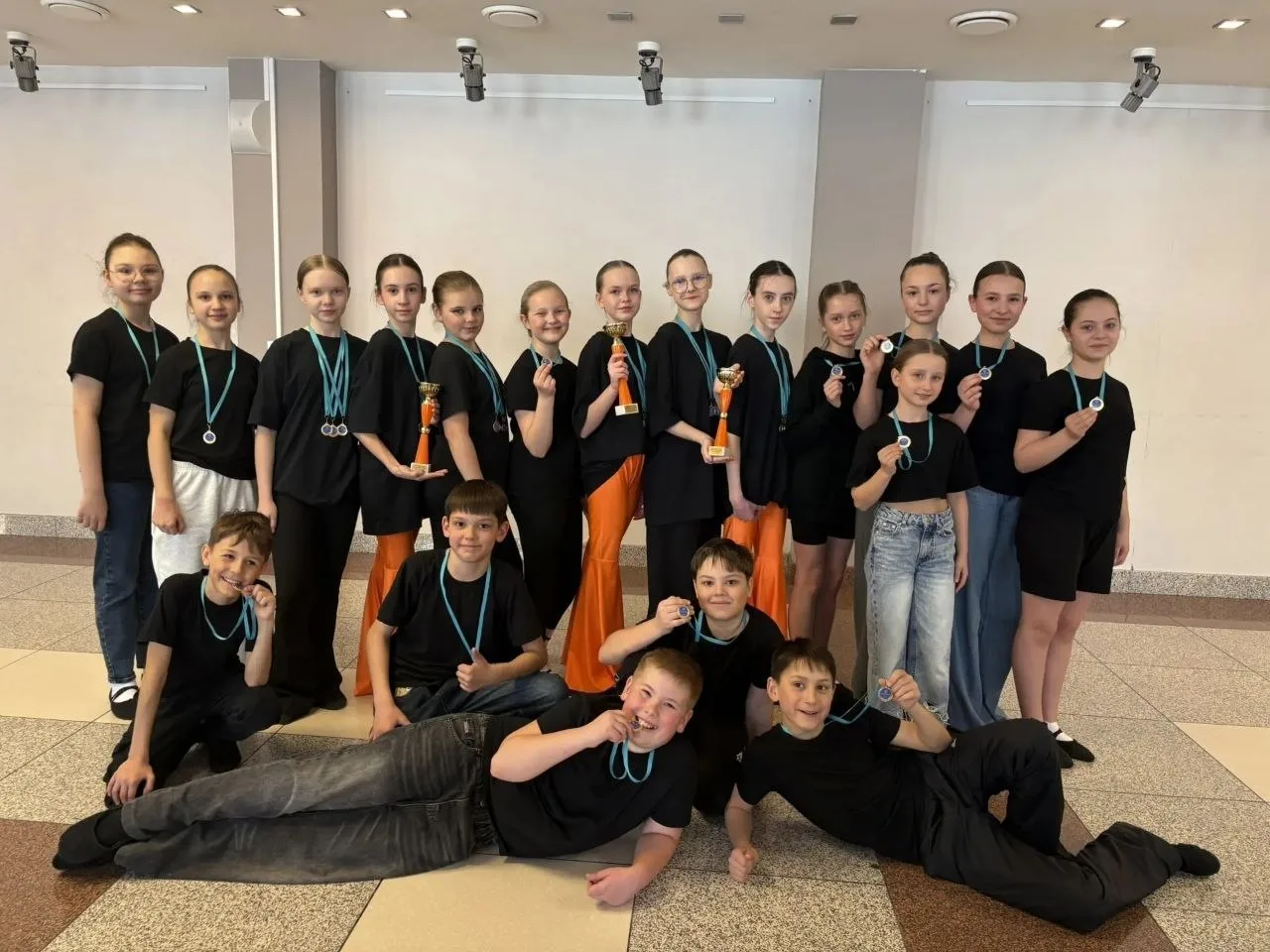 Школьный танцевальный коллектив «Десяточка» с заслуженными наградами. Фото предоставлено Ларисой Шашковой