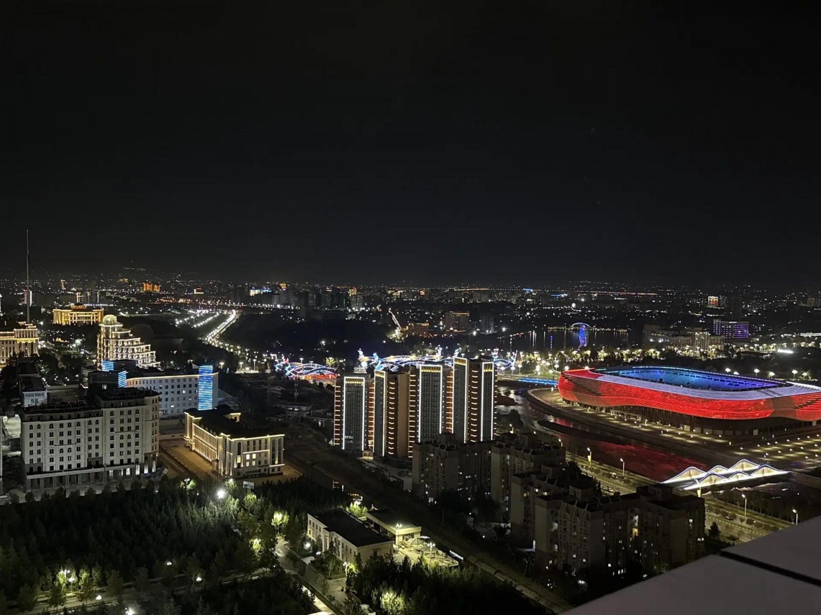 Вид на ночной Душанбе. Фото Ксении Даниловой