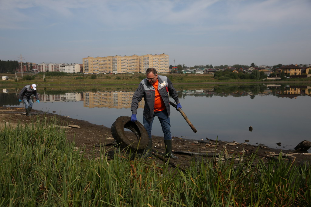 Багир Абдулазизов говорит, что акцию "Чистые берега"  СУМЗ проводит уже почти 10 лет. Фото Владимира Коцюбы-Белых
