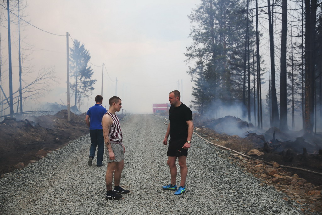 Пожарным помогали местные жители. Фото Владимира Коцюбы-Белых