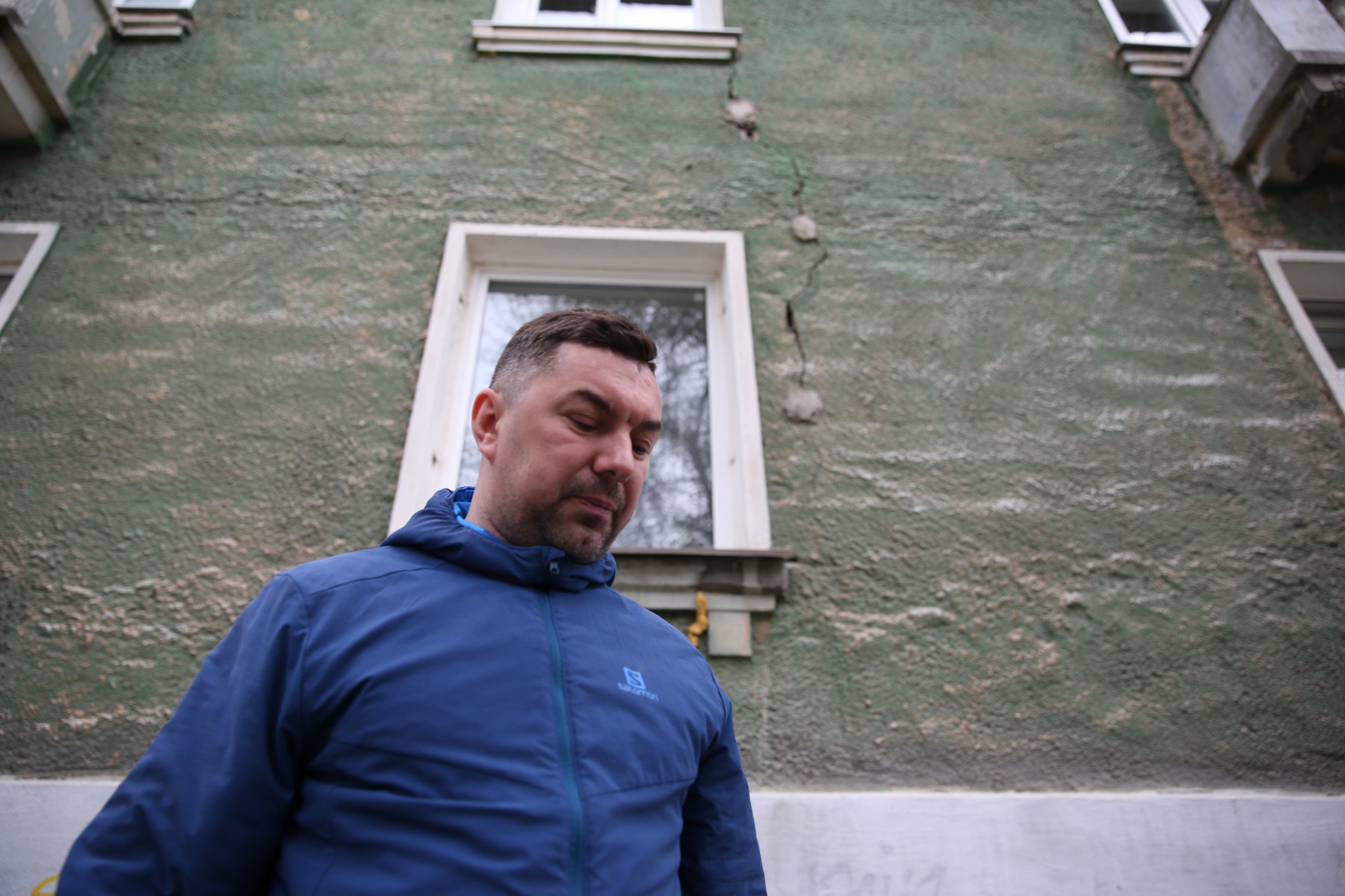 Павел Воронов считает, что дом №19 по улице Чайковского уже не спасти — это нужно было делать раньше. Сейчас его можно снести. Фото Владимира Коцюбы-Белых