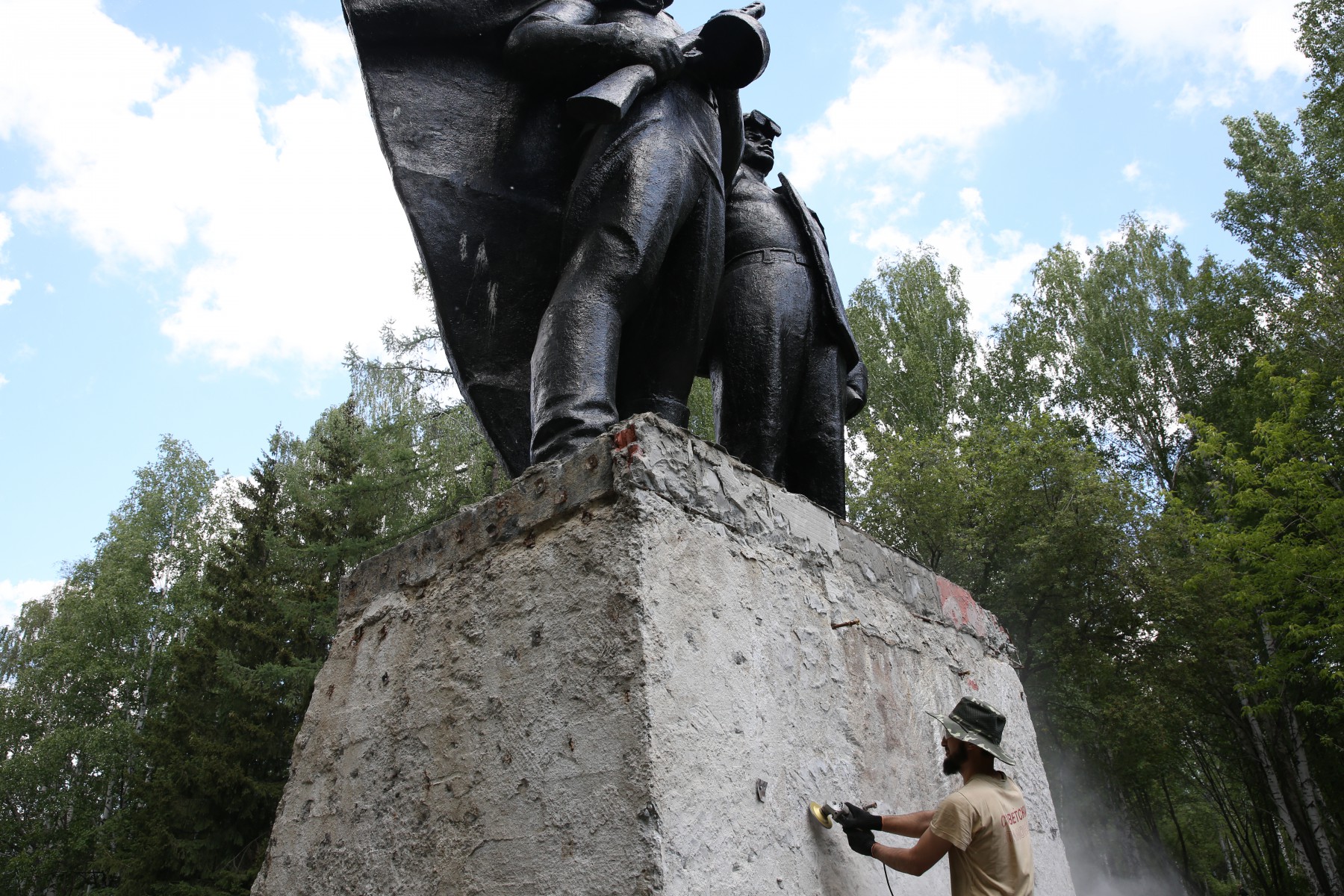 Вот так очищают постамент памятника. Фото Владимира Коцюбы-Белых