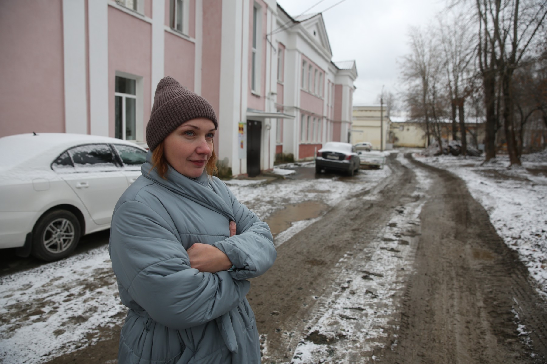 Наталья Конопля недовольна тем, как подрядчики ЕТК благоустроили ее двор после раскопок. Фото Владимира Коцюбы-Белых