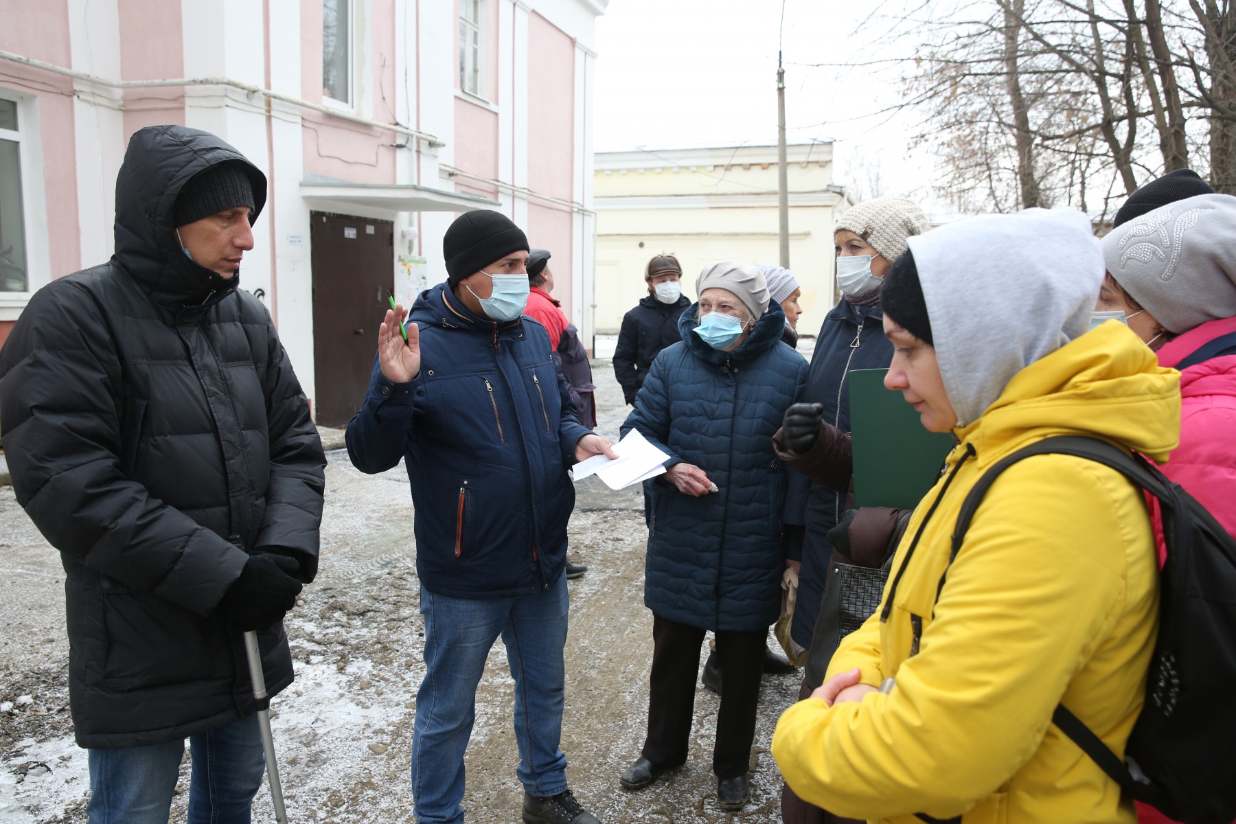 Жители смогли напрямую задать вопросы и представителям компании ЕТК и их подрядчикам. Фото Владимира Коцюбы-Белых