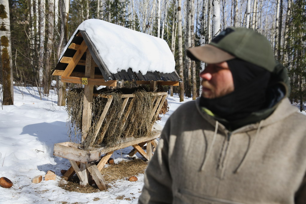 Пополнение кормовых станций для диких животных — одна из главных обязанностей егеря. Фото Владимира Коцюбы-Белых