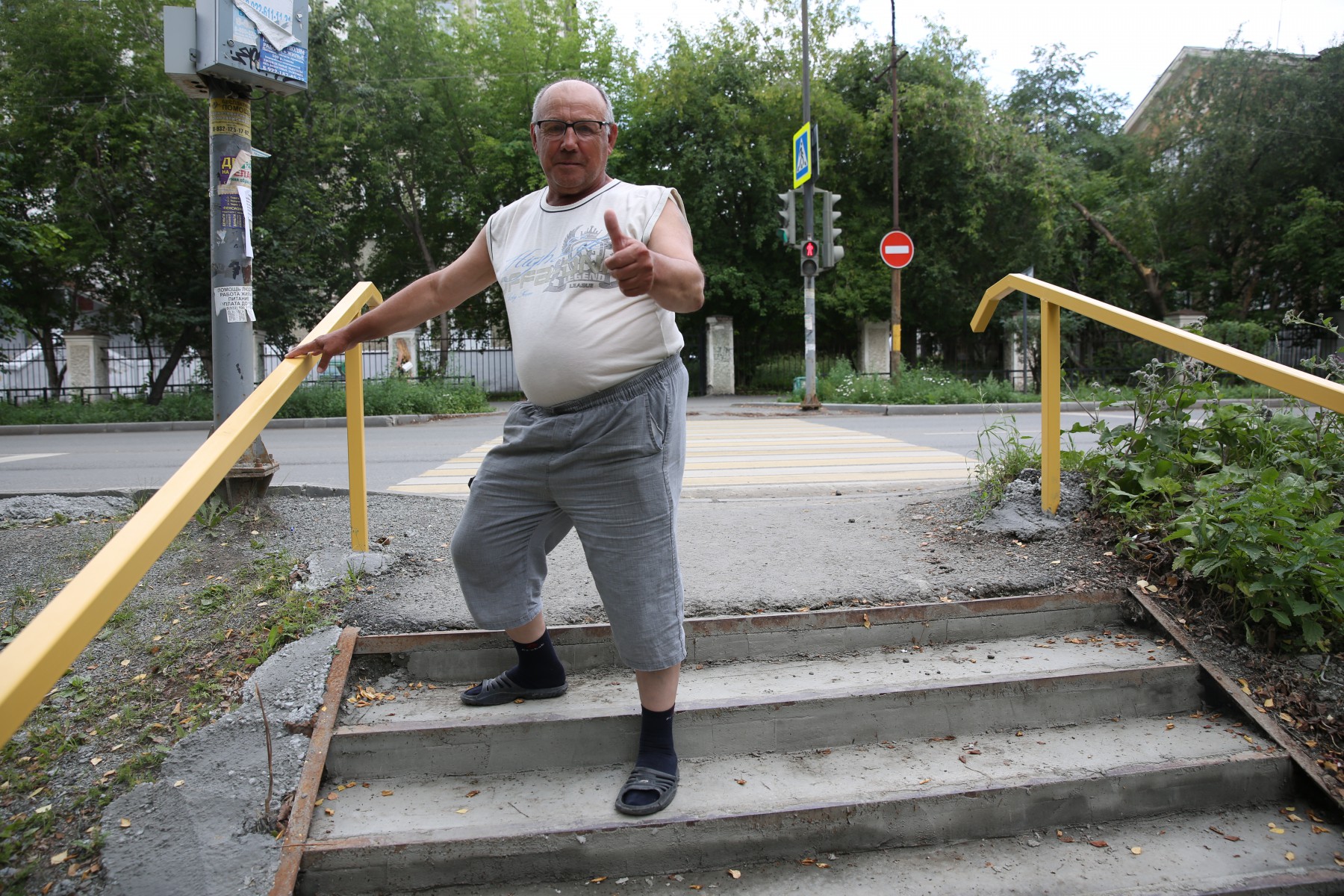 Сергей Матющенко уже оценил новую лестницу на улице Цветников. Фото Владимира Коцюбы-Белых