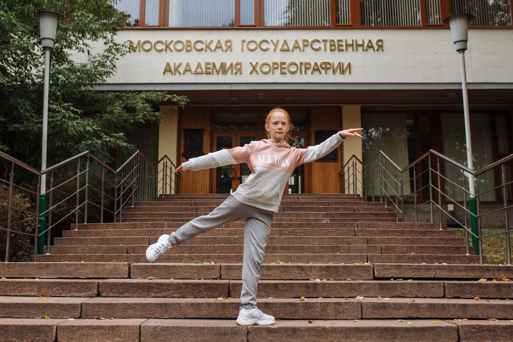 Инна Новикова на входе в МГАХ. Фото Ильи Новикова