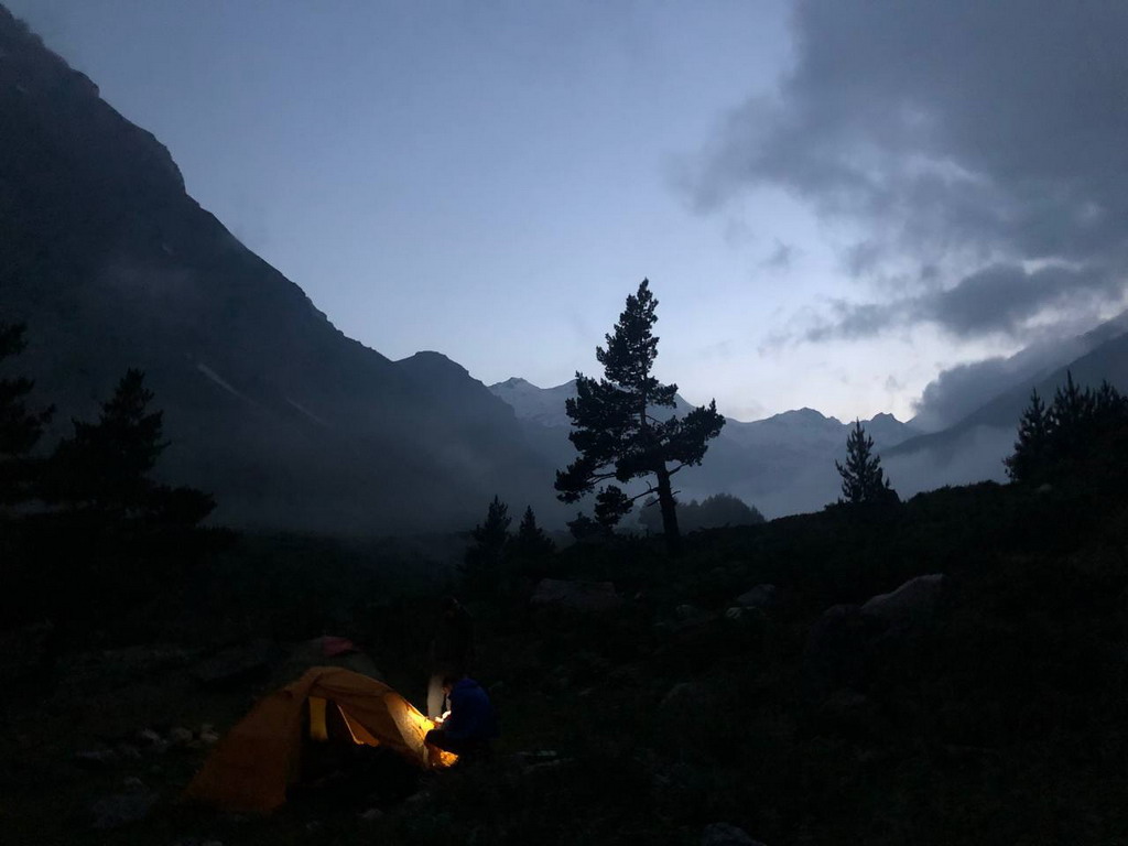 Ночь в лагере альпинистов. Фото предоставлено Станиславом Сарапуловым