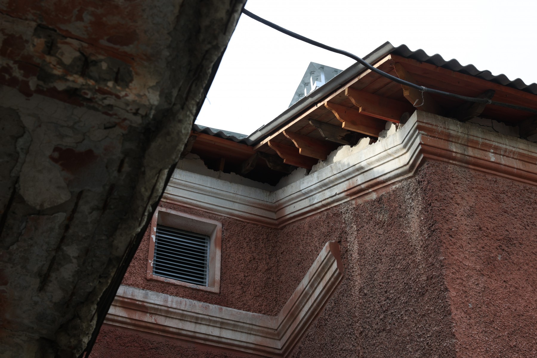 Вот такие дыры сейчас образовались под козырьком крыши дома №76 по улице Карла Либкнехта. // Фото Владимира Коцюбы-Белых