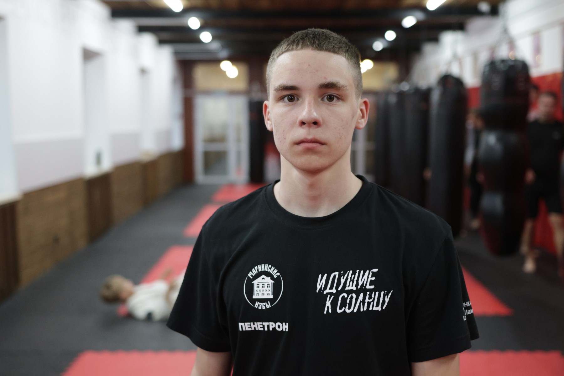 Арсений Каменских — юный спортсмен, который собрал уже большую коллекцию по бед. Его мечты о будущем также связаны со спортом — юноша мечтает стать тренером по карате. // Фото Владимира Коцюбы-Белых