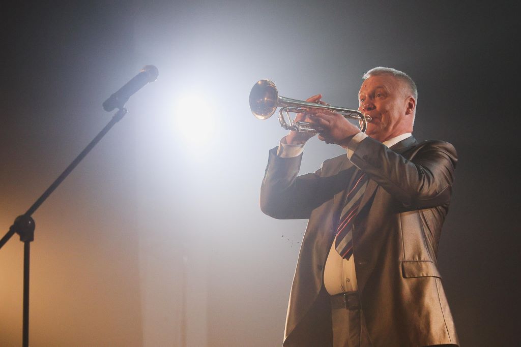 Актер Анатолий Журавлев сыграл на трубе на сцене Дворца культуры. Конечно, для одного из фрагментов сериала. Фото Владимира Коцюбы-Белых