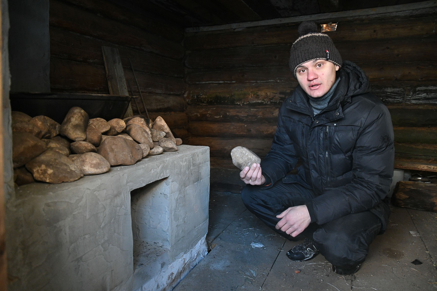 Антон Бегеев в одной из реконструированных старинных русских бань. Фото Владимира Коцюбы-Белых