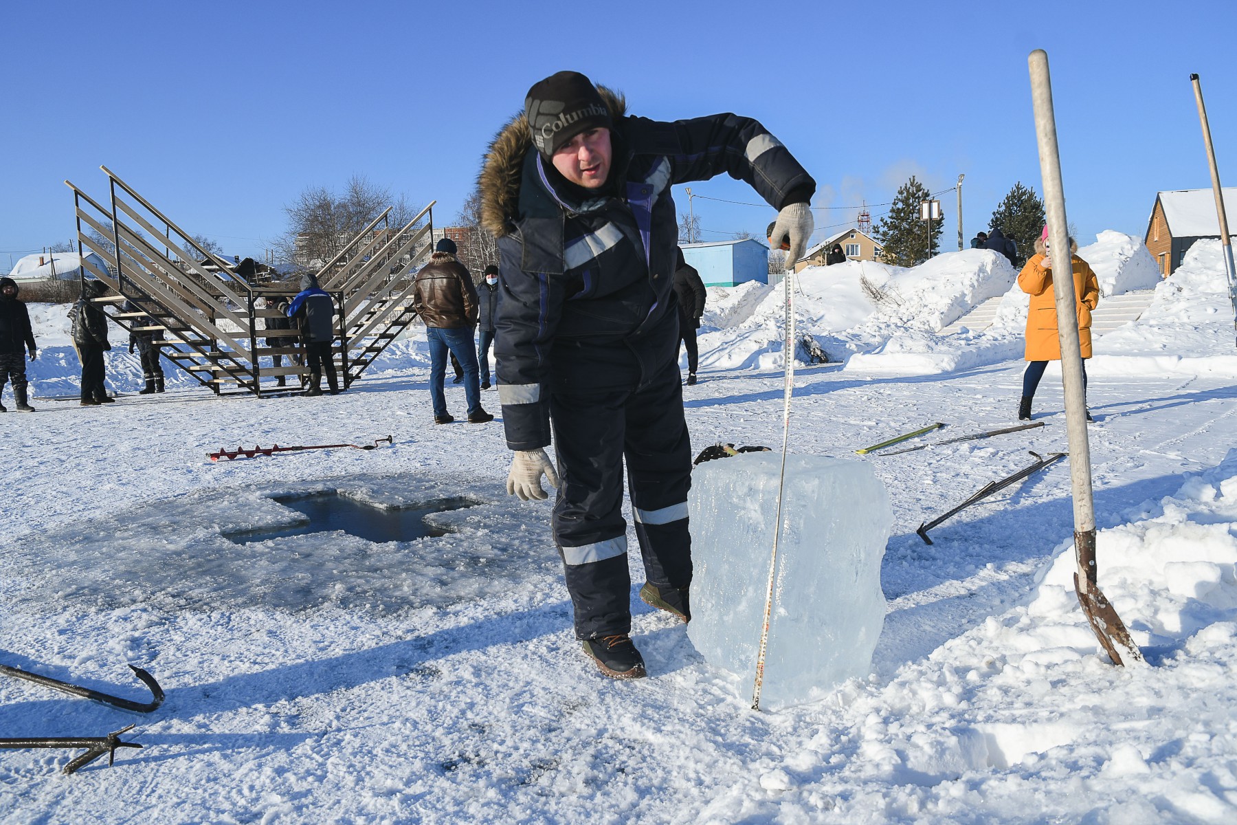 Толщина льда на ревдинском пруду — около 55 сантиметров. Фото Владимира Коцюбы-Белых