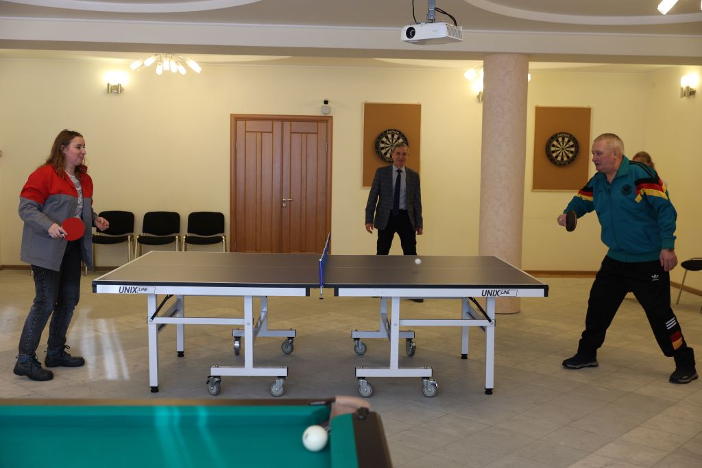 Настольный теннис — один из самых популярных в новом физкультурном зале. Лаборант ЦЗЛ Виктория Пимонова сыграла партию, говорит, как в детстве побывала. Фото Владимира Коцюбы-Белых