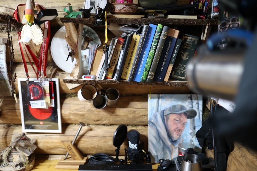 Рабочее место в домике Геннадия. Фото Владимира Коцюбы-Белых