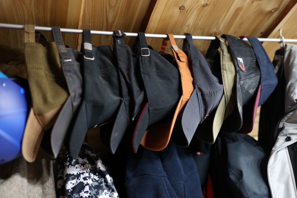 Геннадия редко можно увидеть без бейсболки на голове. Даже зимой. И у него скопилась солидная коллекция кепок. С каждой связана какая-то история. Фото Владимира Коцюбы-Белых