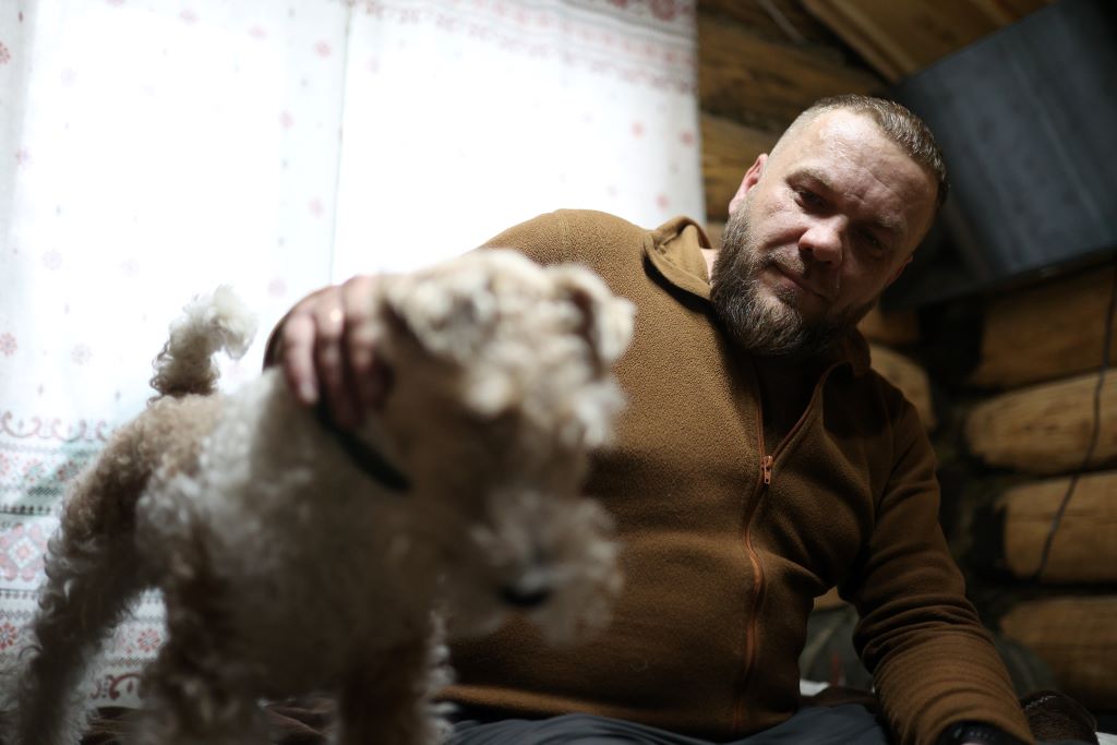 Геннадий и Рэм в их лесном домике. Фото Владимира Коцюбы-Белых