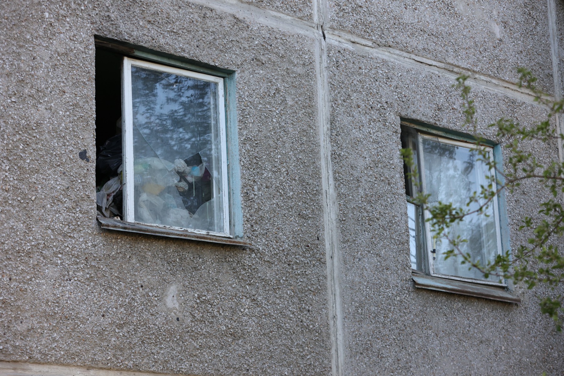 Вот так выглядит окно злополучной квартиры с улицы. Нетрудно догадаться, что творится внутри. Фото Владимира Коцюбы-Белых