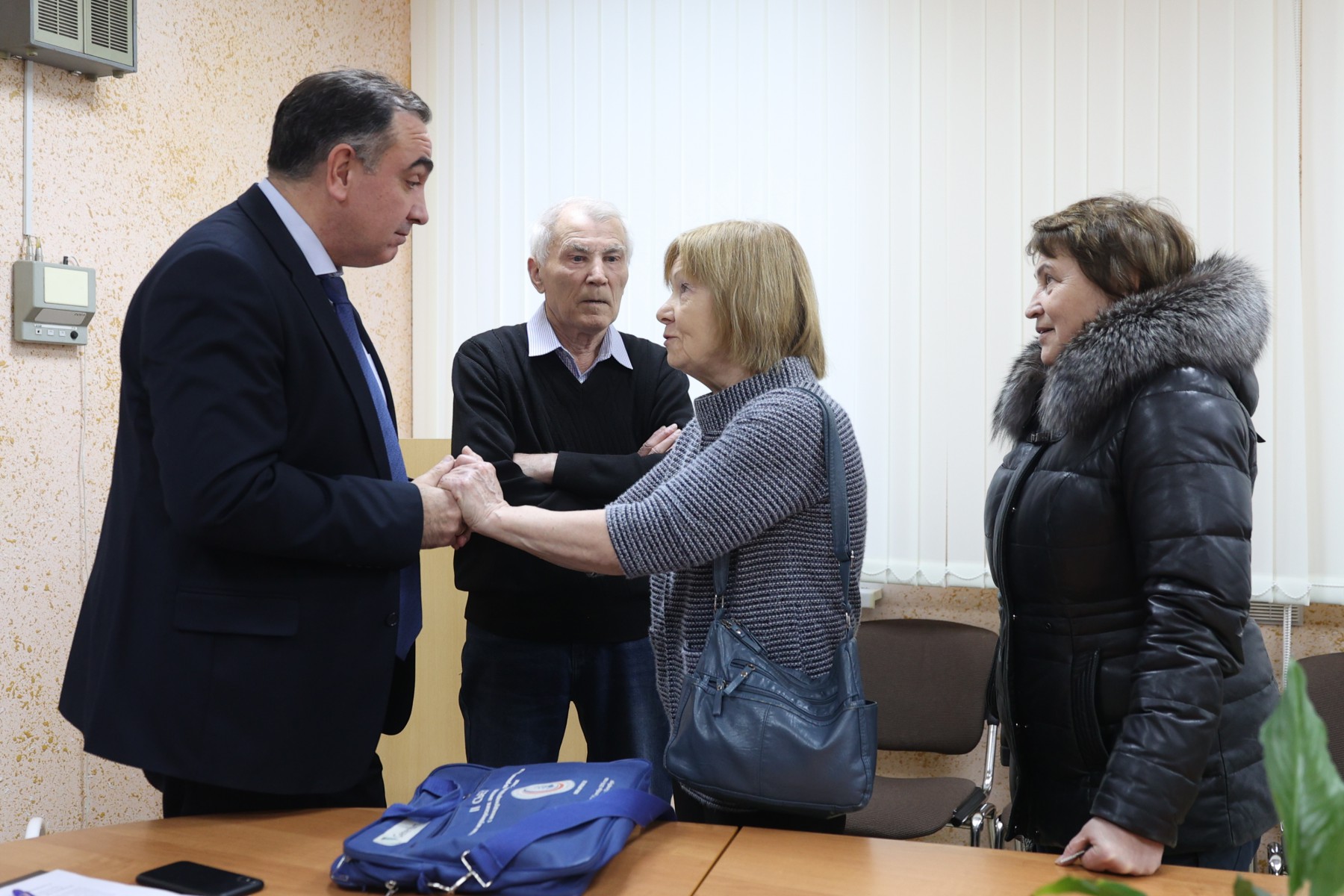 Даже несмотря на недовольство, расстались в этот вечер коммунисты и спикер Андрей Мокрецов очень даже мирно // Фото Владимира Коцюбы-Белых