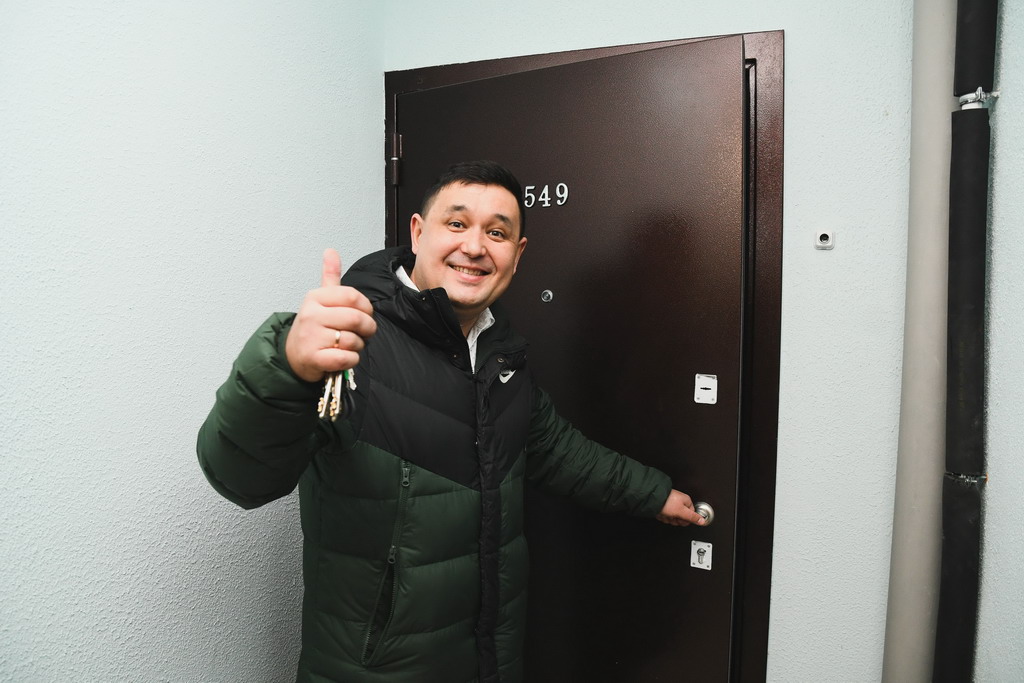 Владислав Сахабутдинов сразу после вручения ключей заглянул в свою новую квартиру. Фото Владимира Коцюбы-Белых