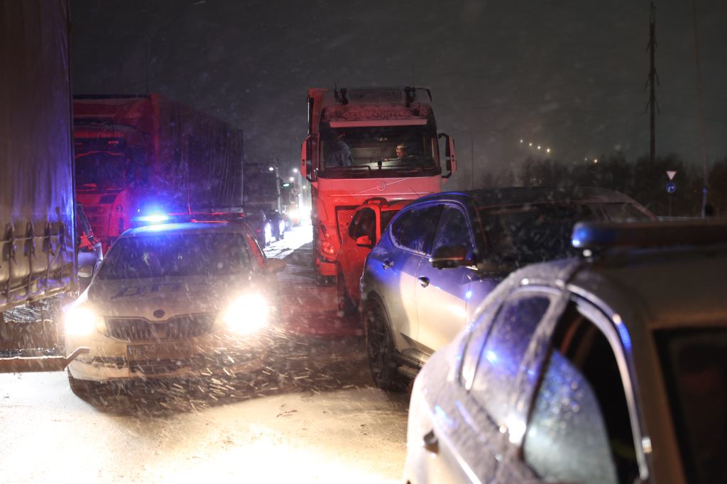 Ремонт трассы, который длится третий год, до сих пор периодически собирает пробки. Хотя именно ремонт должен был на всех от них избавить. Фото Владимира Коцюбы-Белых