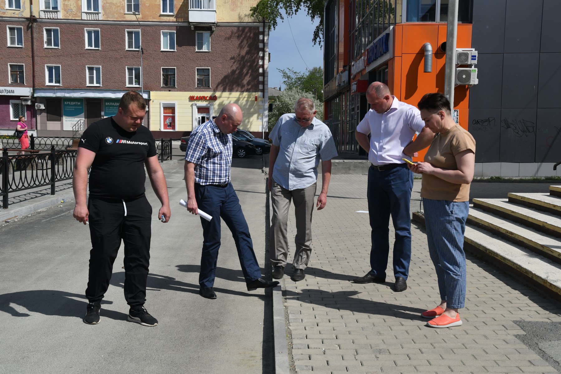 Бордюры в пешеходной зоне площади Победы получили замечания руководителей УГХ. Фото Владимира Коцюбы-Белых