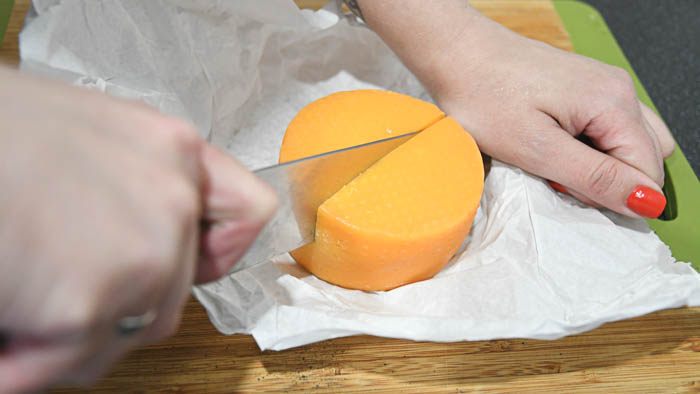 Из 9 литров молока у Татьяны получается 1 кг сыра, который не идет ни в какое сравнение с тем, что продают в магазинах. Фото Владимира Коцюбы-Белых