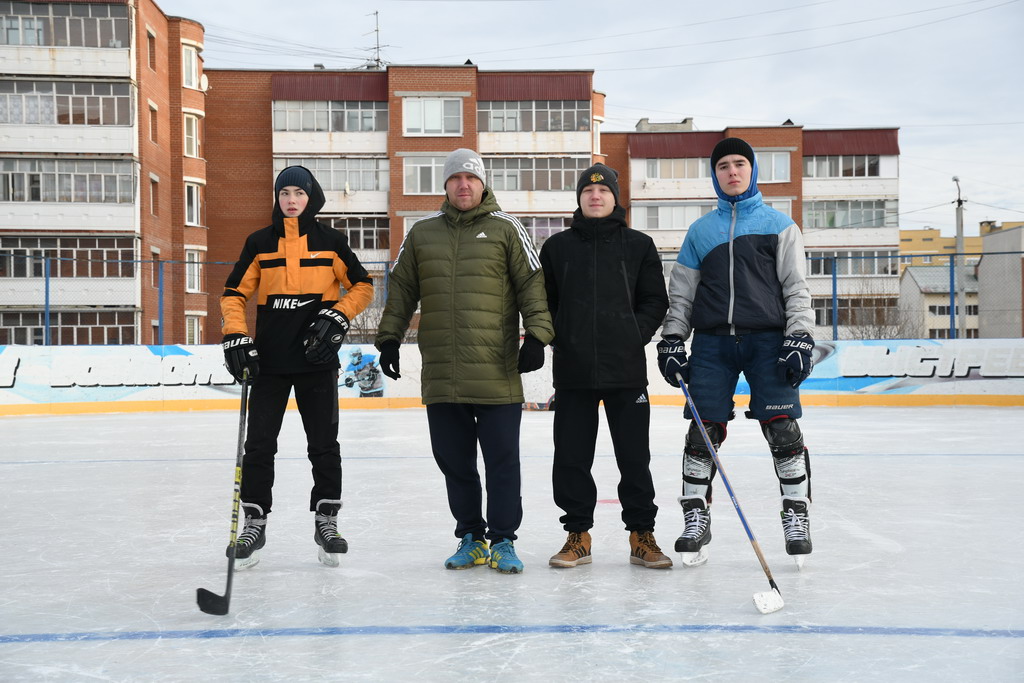Денис Воронов (второй слева) вместе с сыном и ребятами, которые играют в хоккей на коробке на Мичурина. Фото Владимира Коцюбы-Белых