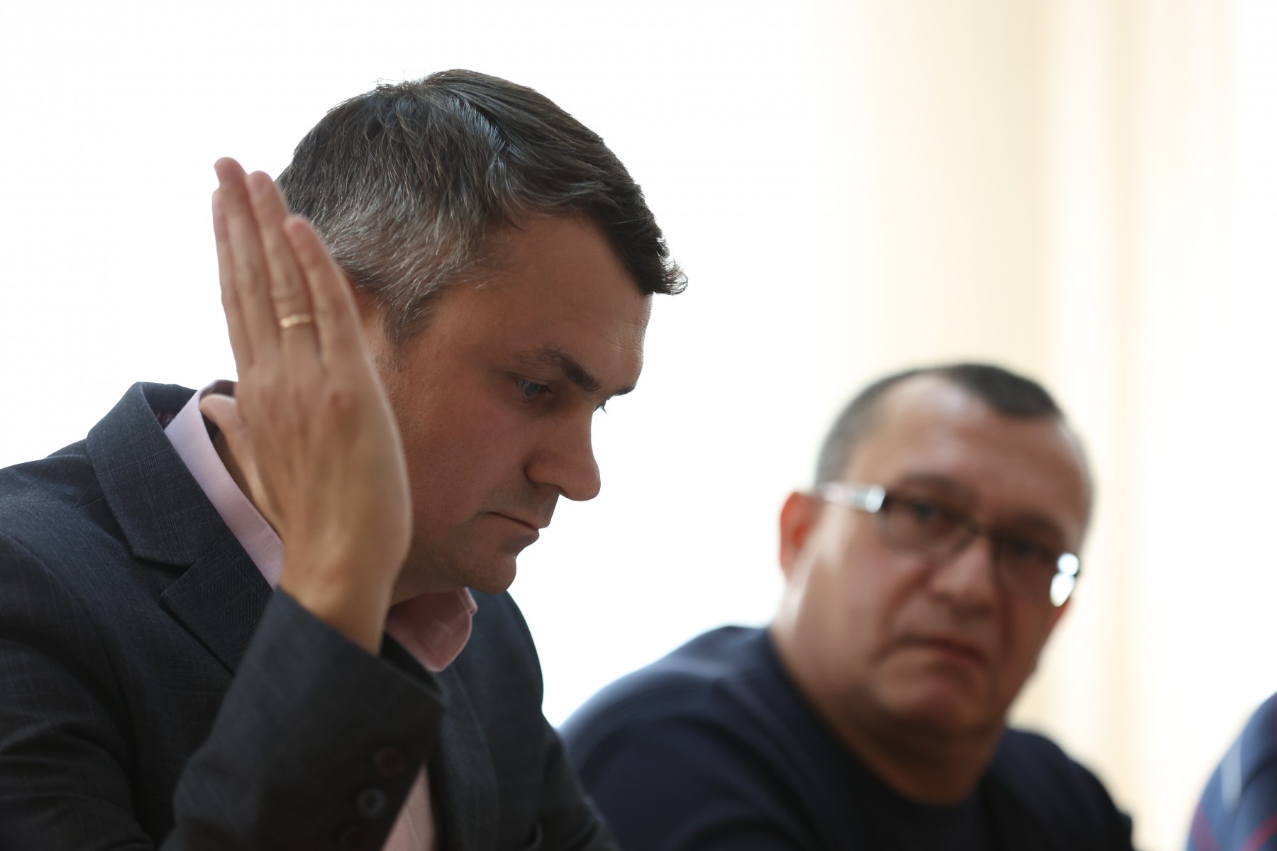 Юрий Оносов настаивал на включение в повестку вопросов, для решения которых у депутатов нет полномочий. Фото Владимира Коцюбы-Белых