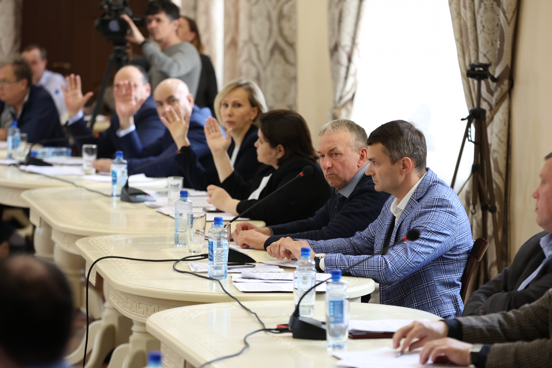 Несмотря на все старания оппозиции, годовой отчет главы депутаты приняли. Фото Владимира Коцюбы-Белых