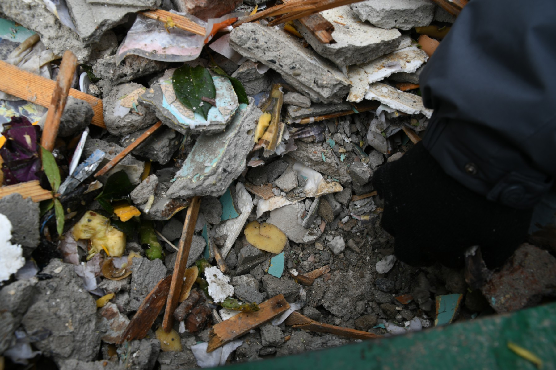 Бак, заполненный кусками бетона и другим строительным мусором, теперь невозможно поднять. Фото Владимира Коцюбы-Белых