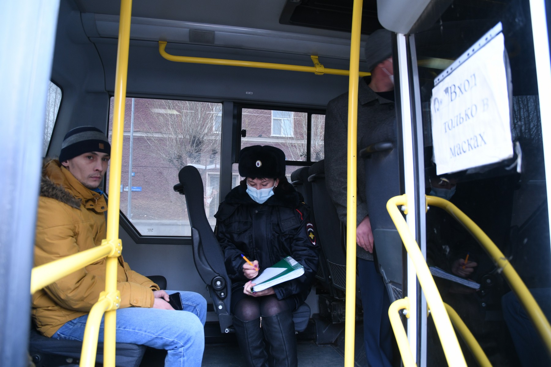 Этот пассажир получил штраф потому что был без маски и отказался ее надеть. Фото Владимира Коцюбы-Белых