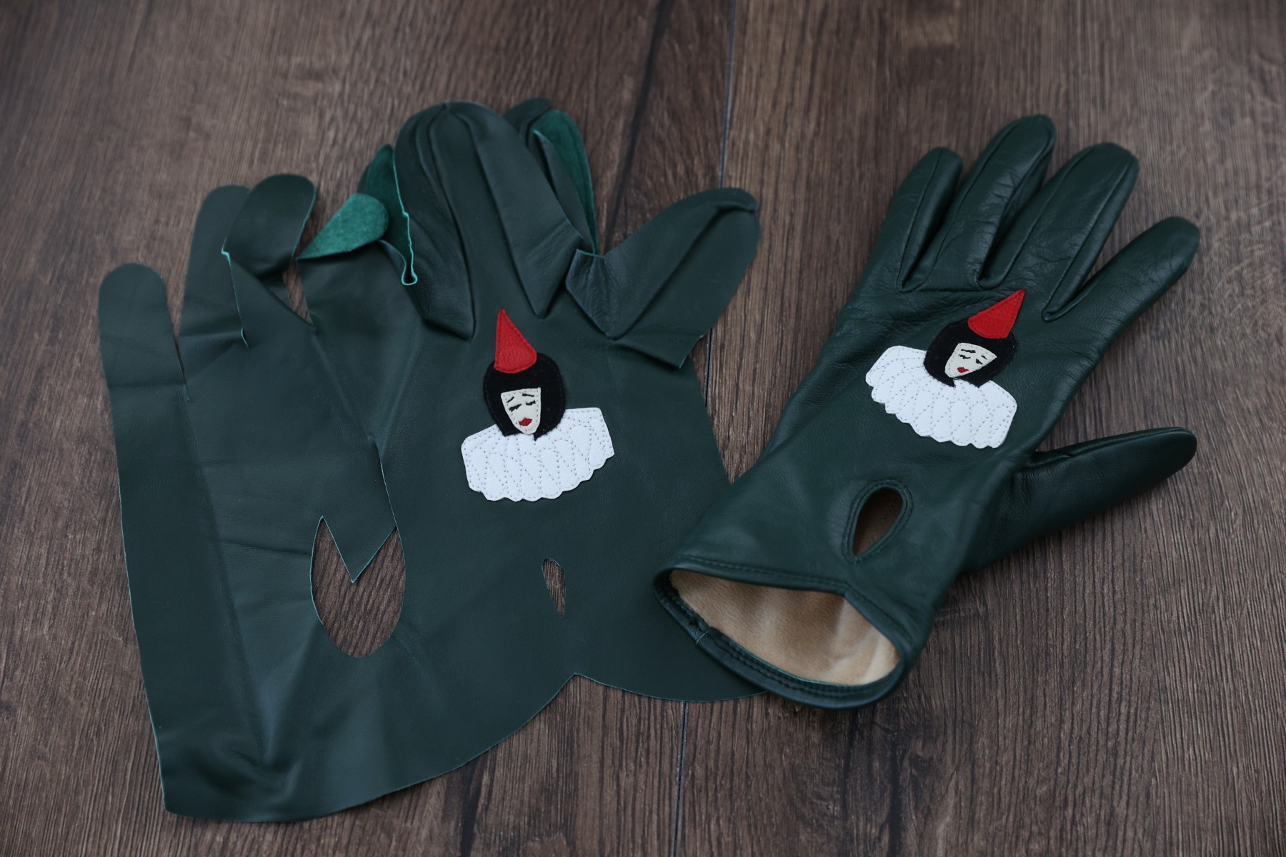 Эту пару перчаток дизайнер создает для себя. Фото Владимира Коцюбы-Белых