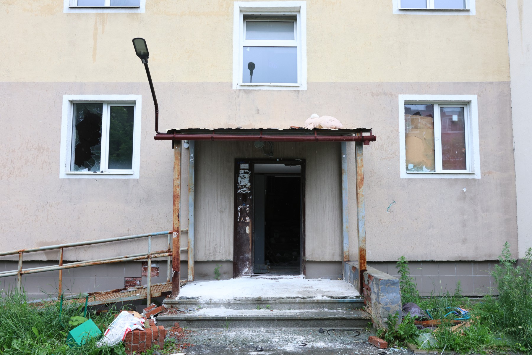 Вход в подъезд дома на Садовой, 3 абсолютно свободен — подъездной двери просто нет. // Владимир Коцюба-Белых