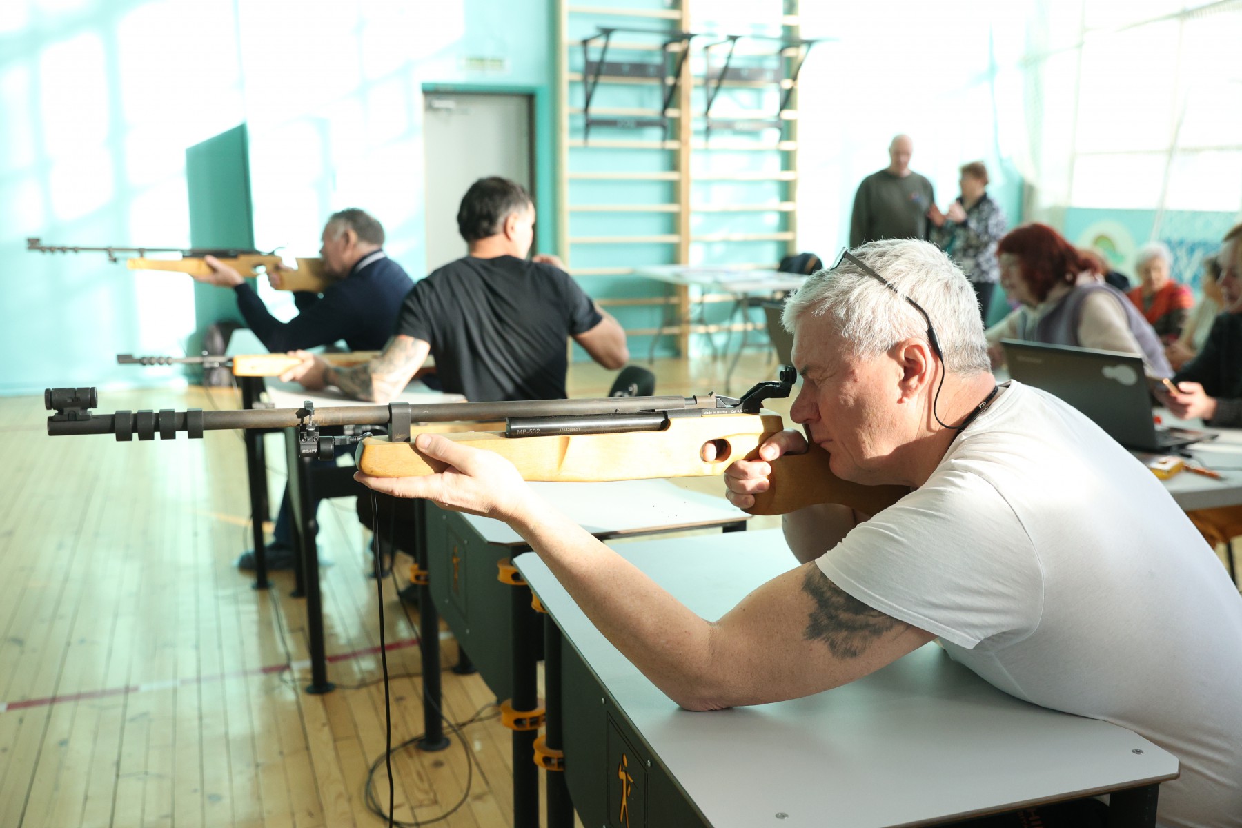 Стреляет Андрей Костоусов, ветеран МВД. На турнире он занял третье место, проиграв одно очко в контрольной попытке еще одному ветерану МВД и запредседателю Думы Андрею Волкову. Фото Владимира Коцюбы-Белых