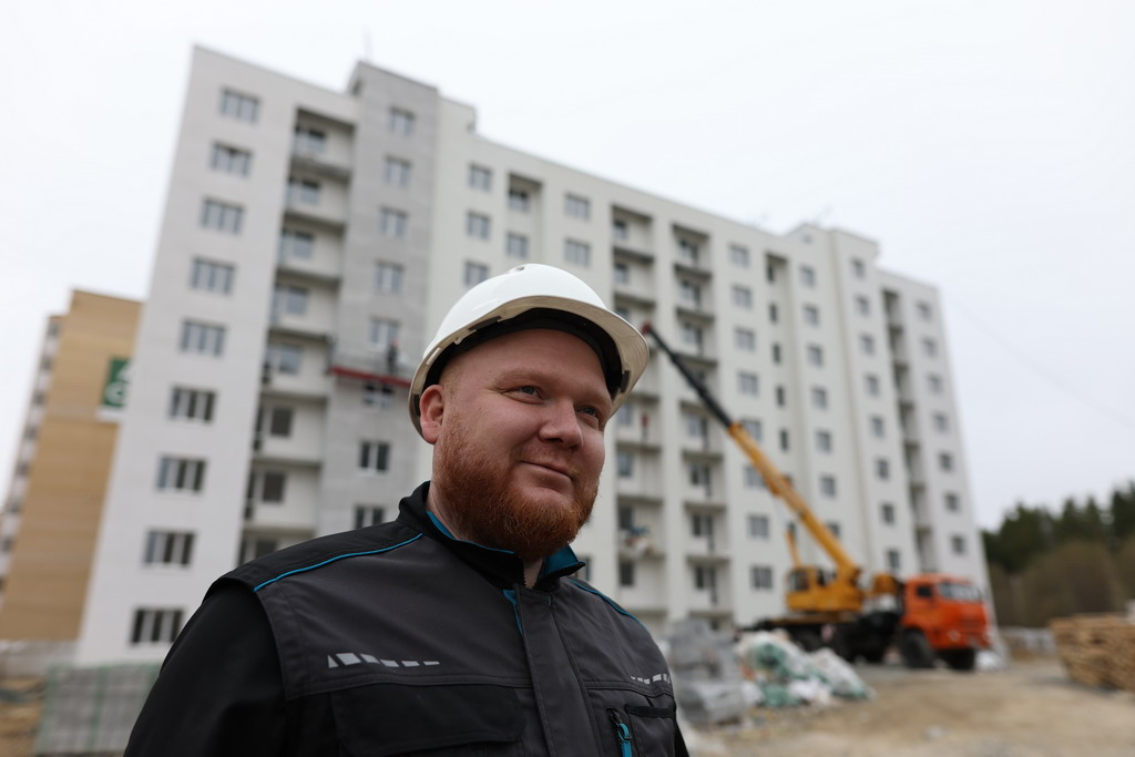 Главный инженер «Ресурса» Александр Маклаков рассказал, что их компания построила более десяти подобных социальных домов. Фото Владимира Коцюбы-Белых