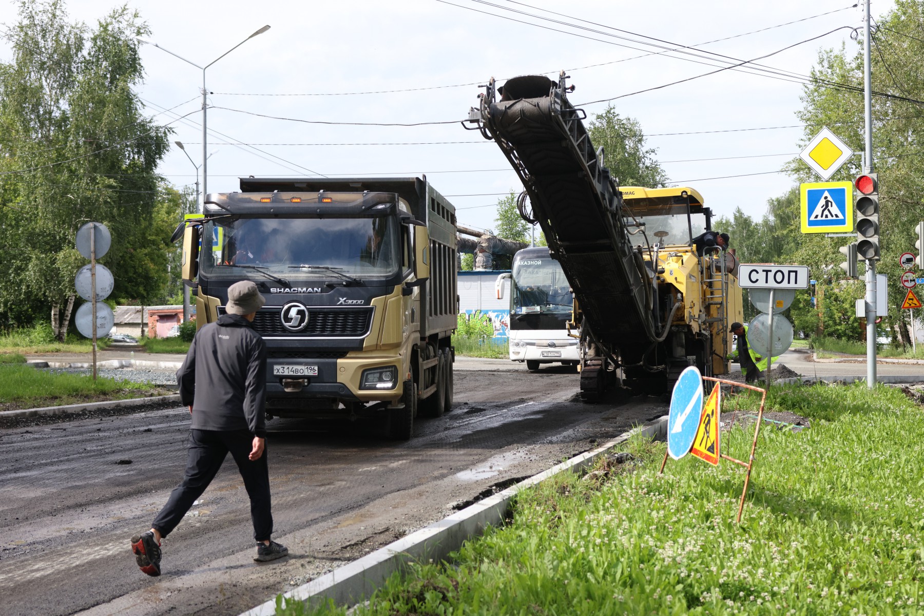 Во вторник, 23 июня, фреза приступила к срезке асфальта на улице Максима Горького. Дорожники начали от улицы Энгельса и в первый день уже дошли до перекрестка с улицей Карла Либкнехта. Фото Владимира Коцюбы-Белых
