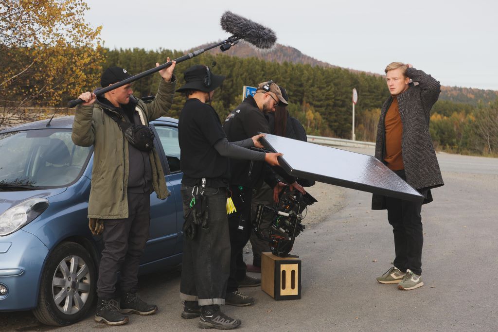 Вячеслав Чепурченко и осенняя Волчиха. Съемки сериала «Пора на завод» стартовали в начале октября. Фото Владимира Коцюбы-Белых