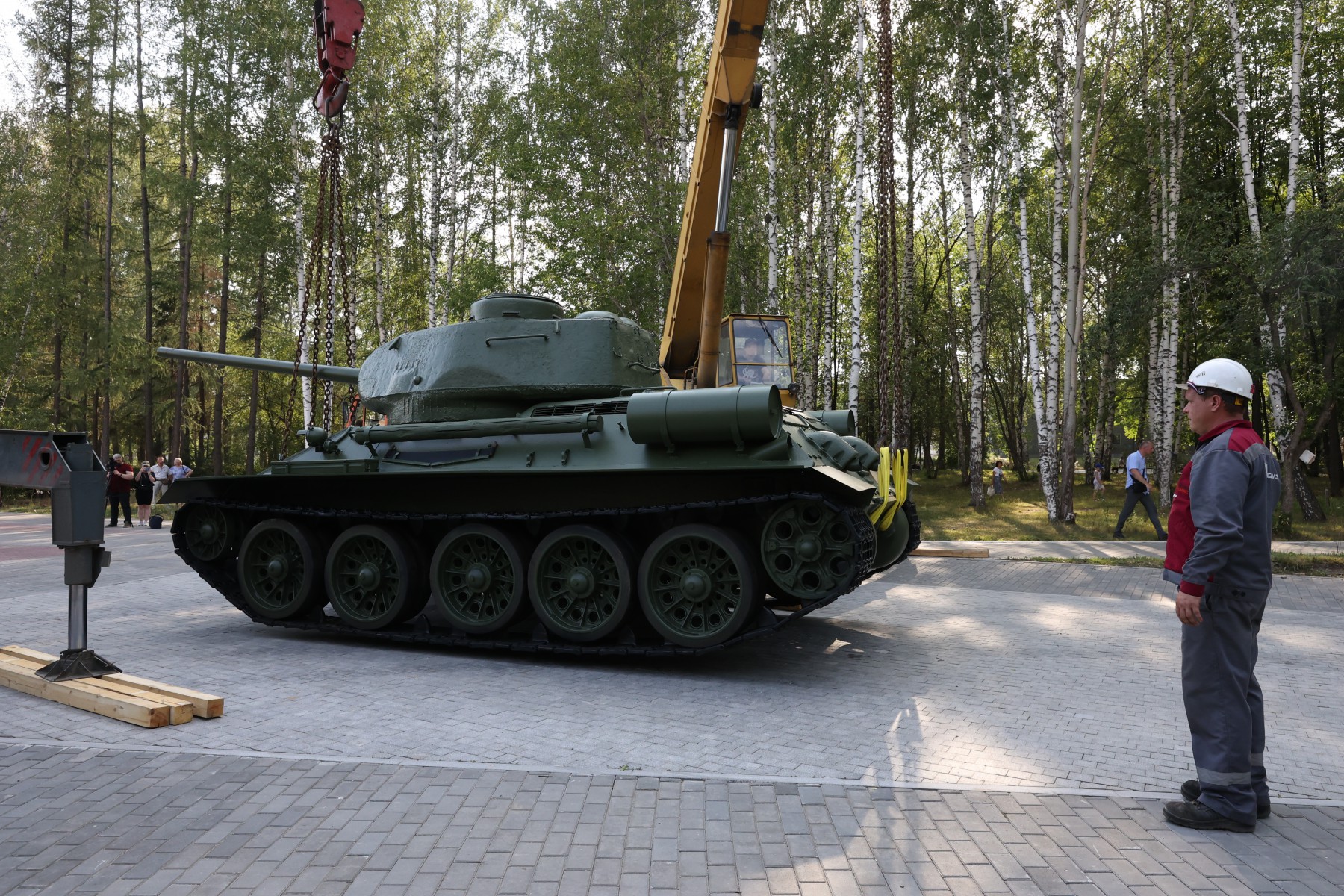Танк Т-34 еще недавно участвовал в парадах Победы. А теперь стоит в Ревде. Фото Владимира Коцюбы-Белых