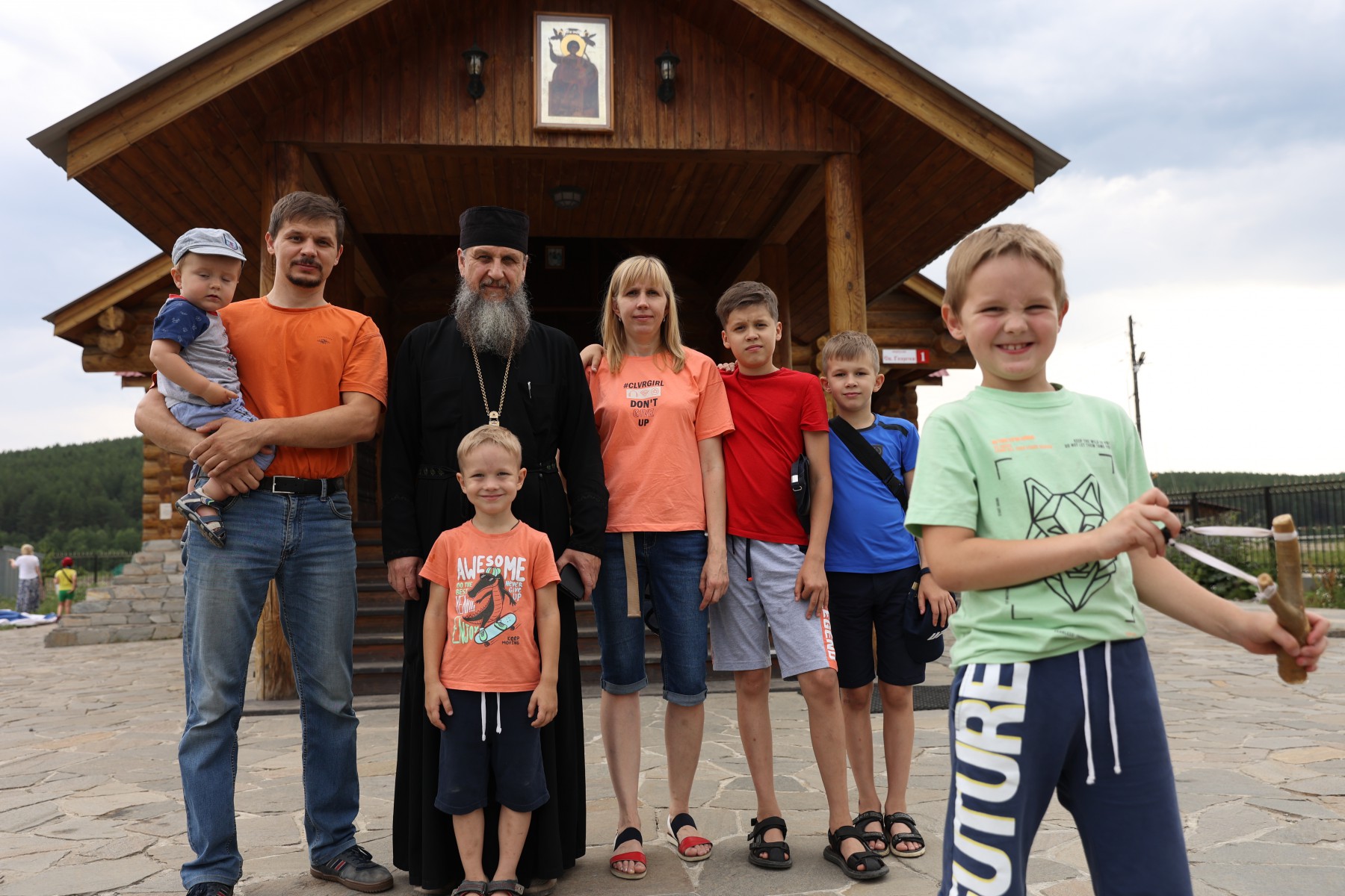 Отец Игорь Бачинин и многодетная семья — участники слета. Фото Владимира Коцюбы Белых