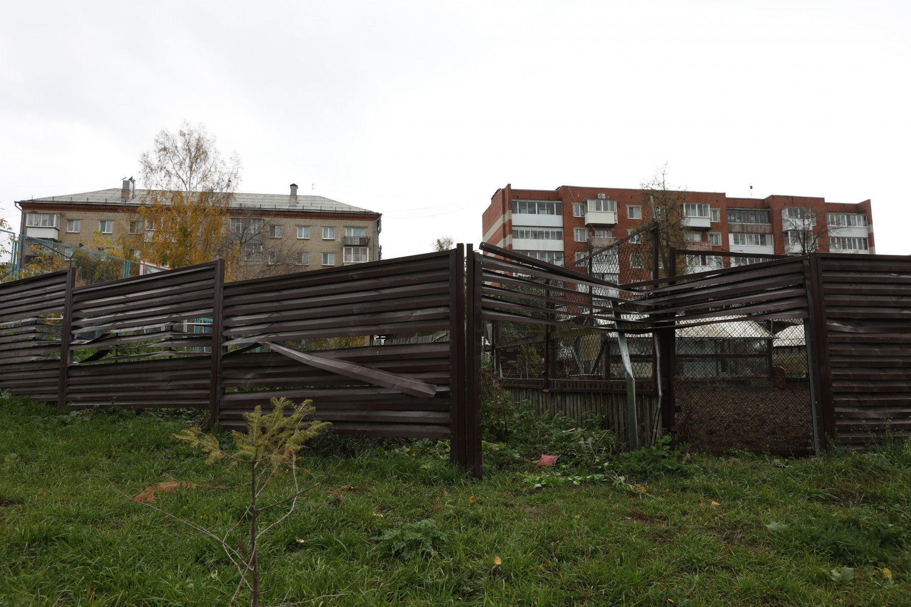 Вот так сегодня выглядит забор Ленинского сквера — страшный, сломанный и никому не нужный. Фото Владимира Коцюбы-Белых