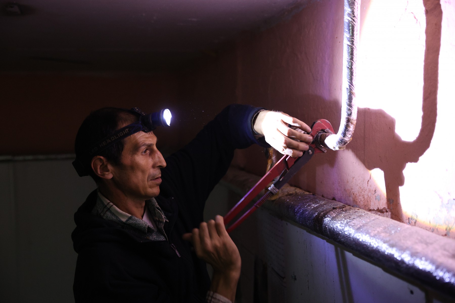 На фото — слесарь «Антек» Евгений Тимофеев делает последние штрихи, чтобы тепловая система не подвела при запуске. Фото Владимира Коцюбы-Белых