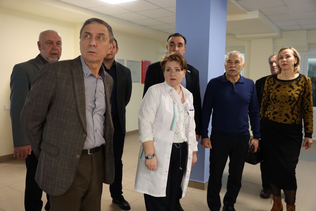 Главврач РГБ Ирина Бусыгина провела для депутатов Думы экскурсию по отремонтированной поликлинике. Они остались в восторге от проделанной работы. Фото Владимира Коцюбы-Белых