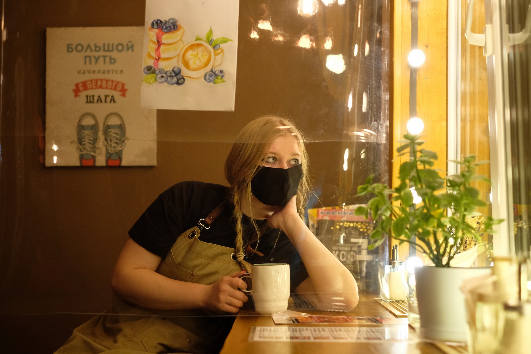 Бариста Валерия Данилова говорит, что посетителей стало заметно меньше — в основном, гости кофейни предпочитают заказывать еду на вынос. Фото Владимира Коцюбы-Белых