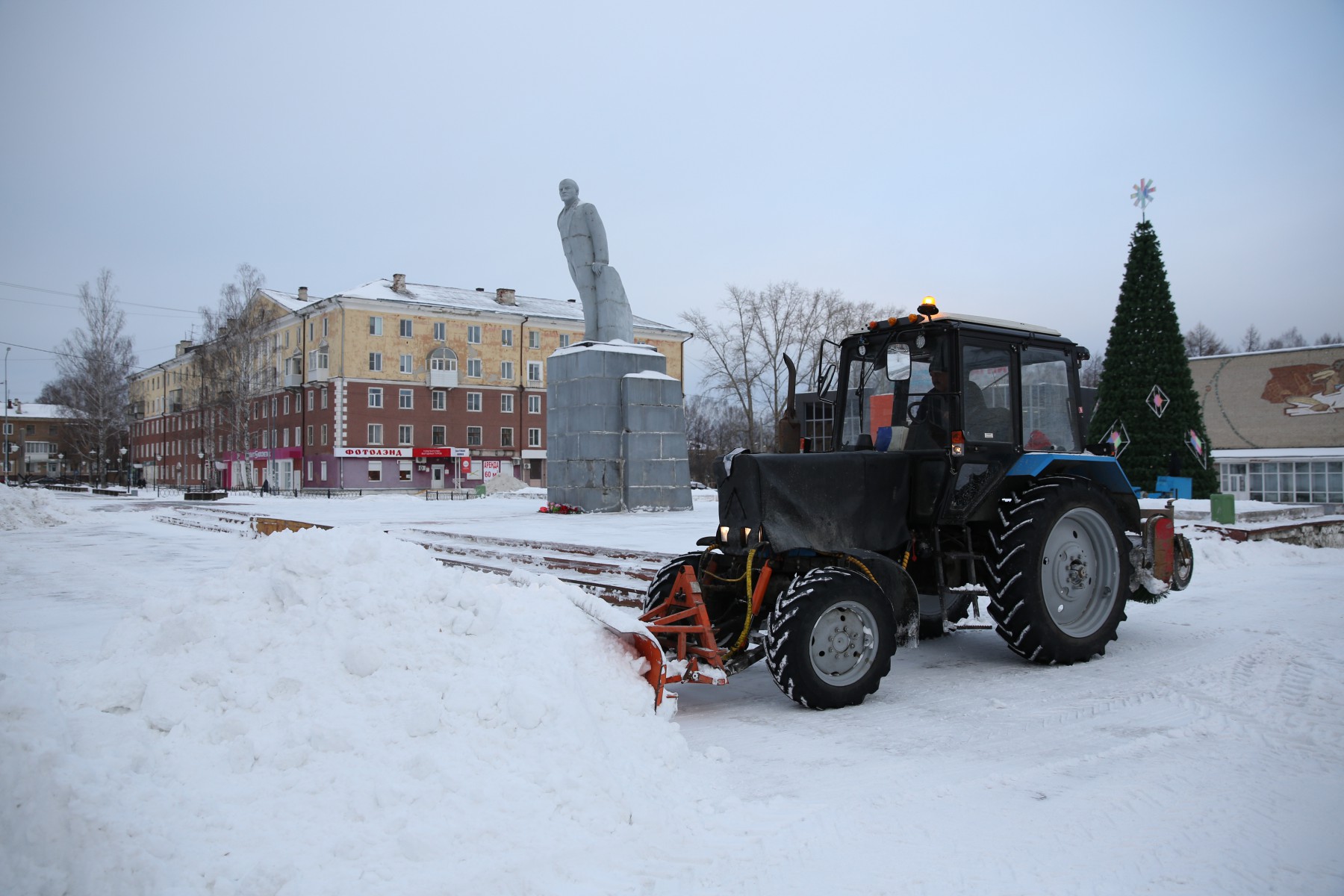 Последствия последнего большого снегопада подрядчики ликвидировали несколько дней. Фото Владимира Коцюбы-Белых